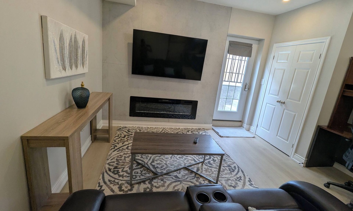 Whitby House | Modern Designer Suite — Minutes to Thermëa Spa & Highways 407, 401 and GO