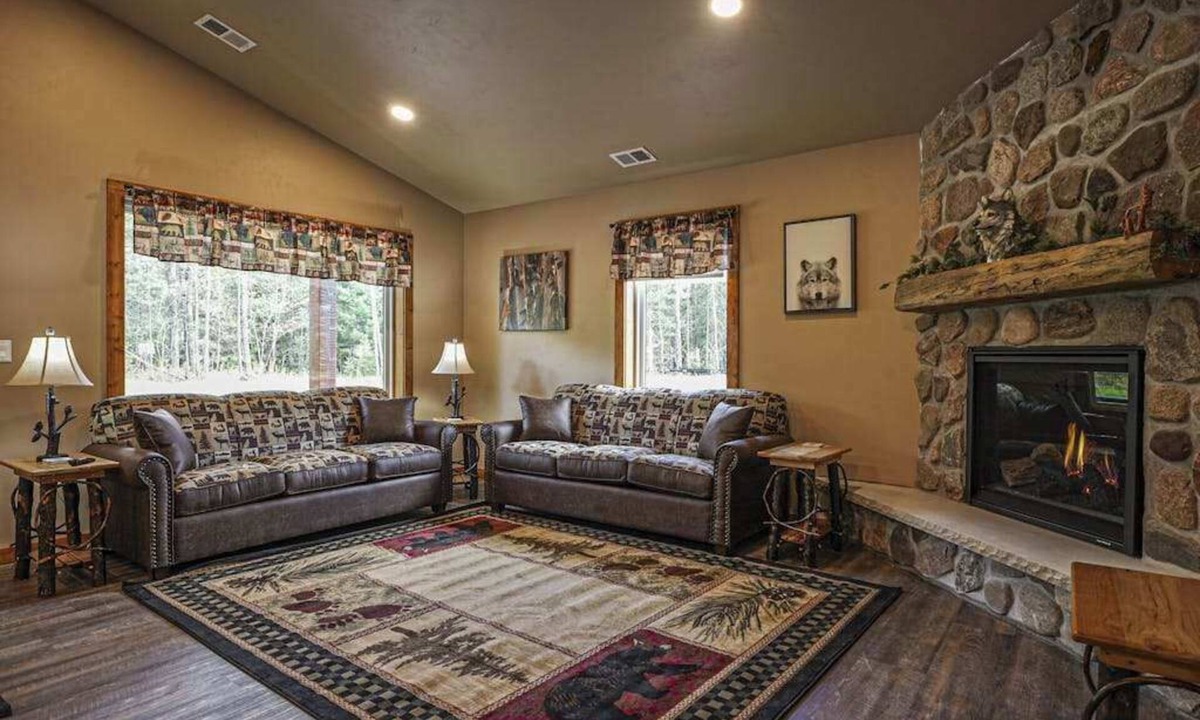 Conover House | Modern dog-friendly cabin with hot tub, gas fireplace, patio, grill, & washer/dr