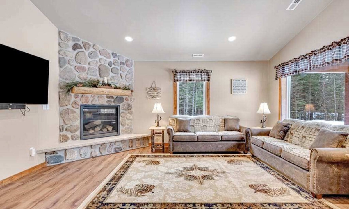 Conover House | Modern dog-friendly cabin with hot tub, gas fireplace, patio, grill, & washer/dryer