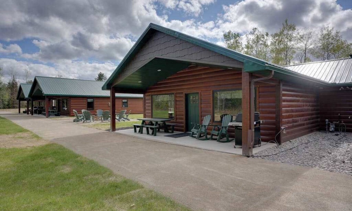 Conover House | Modern dog-friendly cabin with hot tub, gas fireplace, patio, grill, & washer/dr