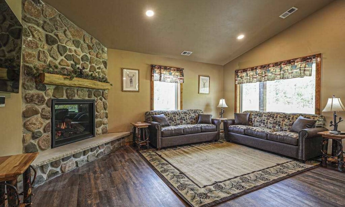 Conover House | Modern dog-friendly cabin with hot tub, gas fireplace, patio, grill, & washer/dr