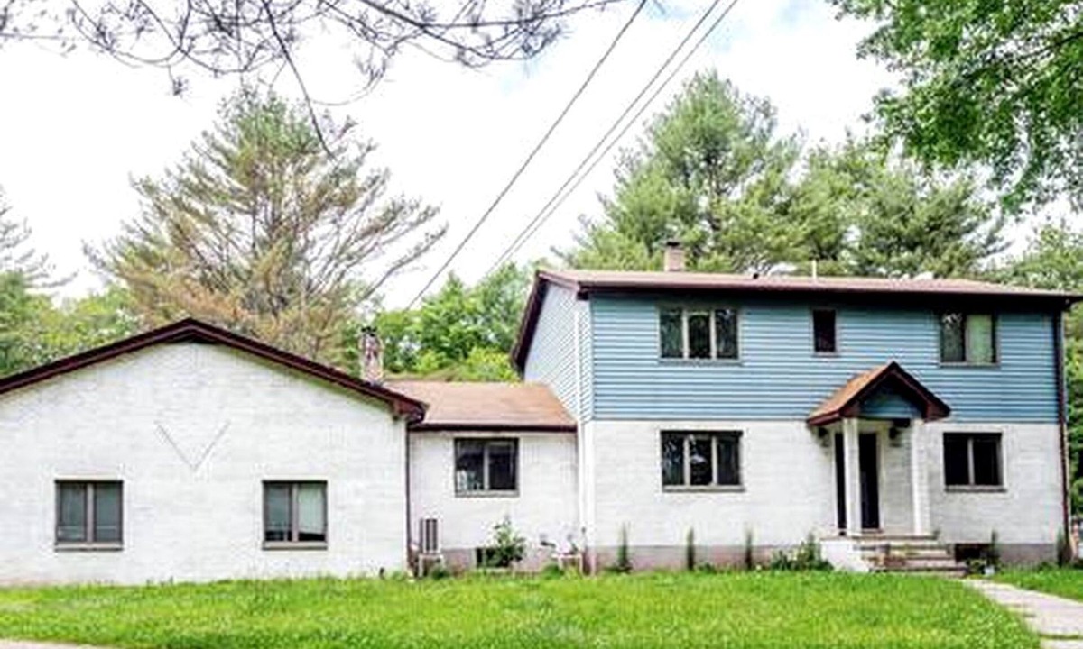Eldred Cottage | Modern Dog-Friendly Cottage with Elegant Design Ideal for Families in NY