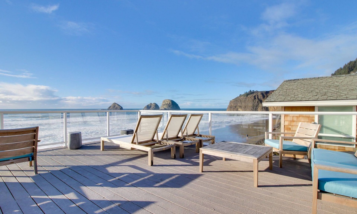 Oceanside Apartment | Modern dog-friendly studio with beachside views & only steps to the beach
