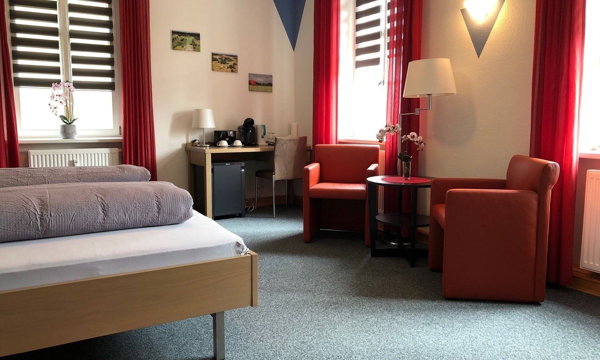 Muennerstadt Apartment | Modern double room in a quiet location with golf course view