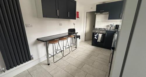 Kettering Apartment | Modern Double Room - Smart TV - Fast WiFi