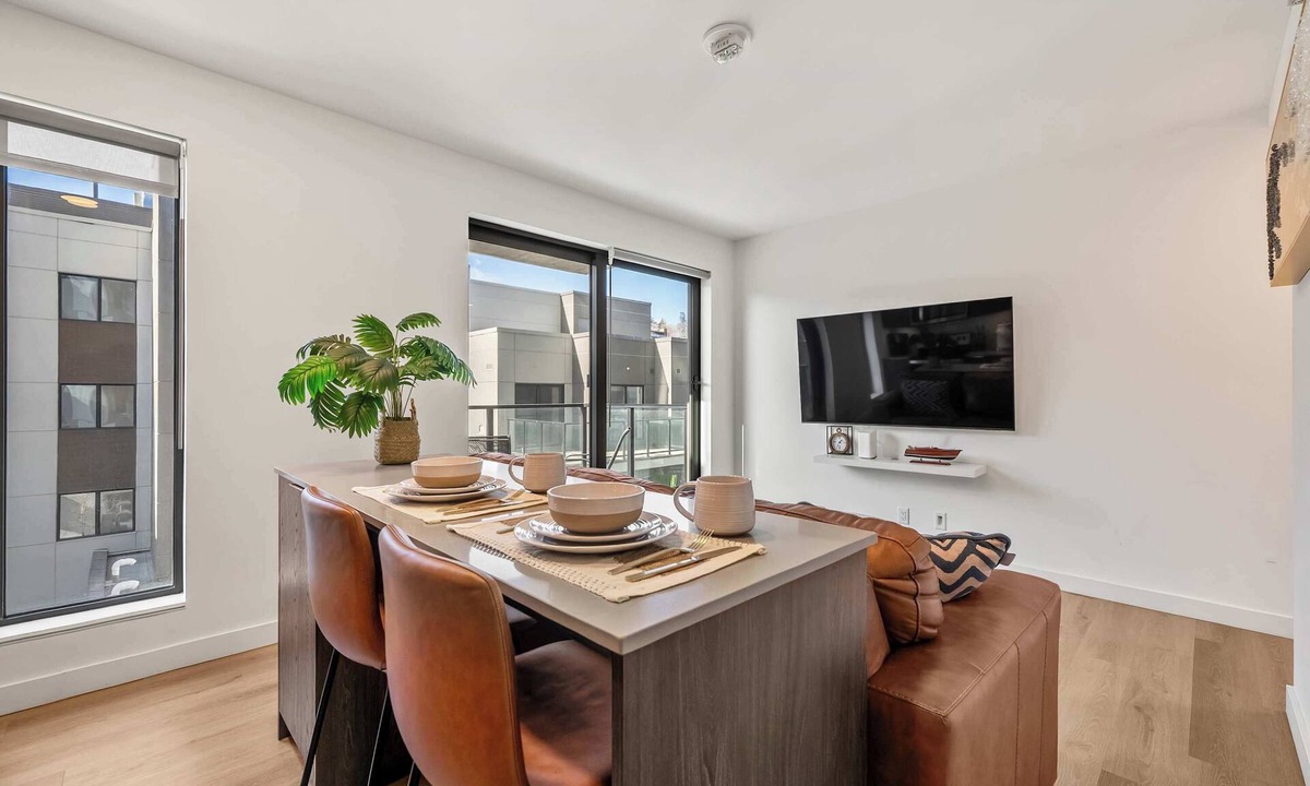 Connaught Apartment | Modern Downtown Calgary Condo | Balcony Views | Sleeps 4