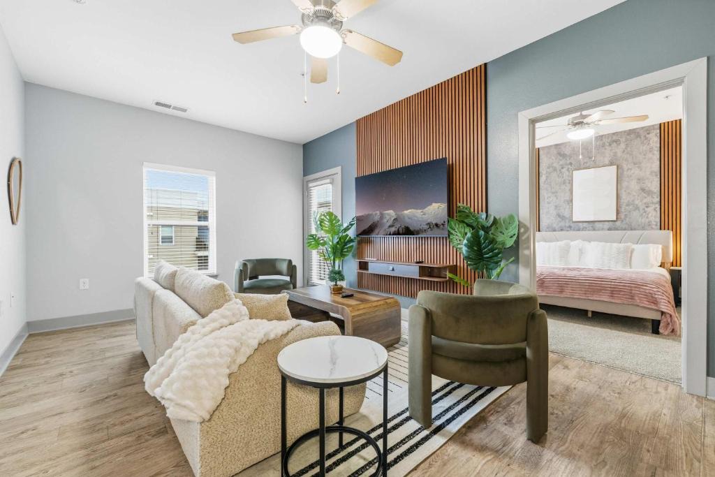 Downtown Indianapolis Apartment | Modern Downtown Indy 2BR Free Parking Walk to Lucas Oil & March Madness
