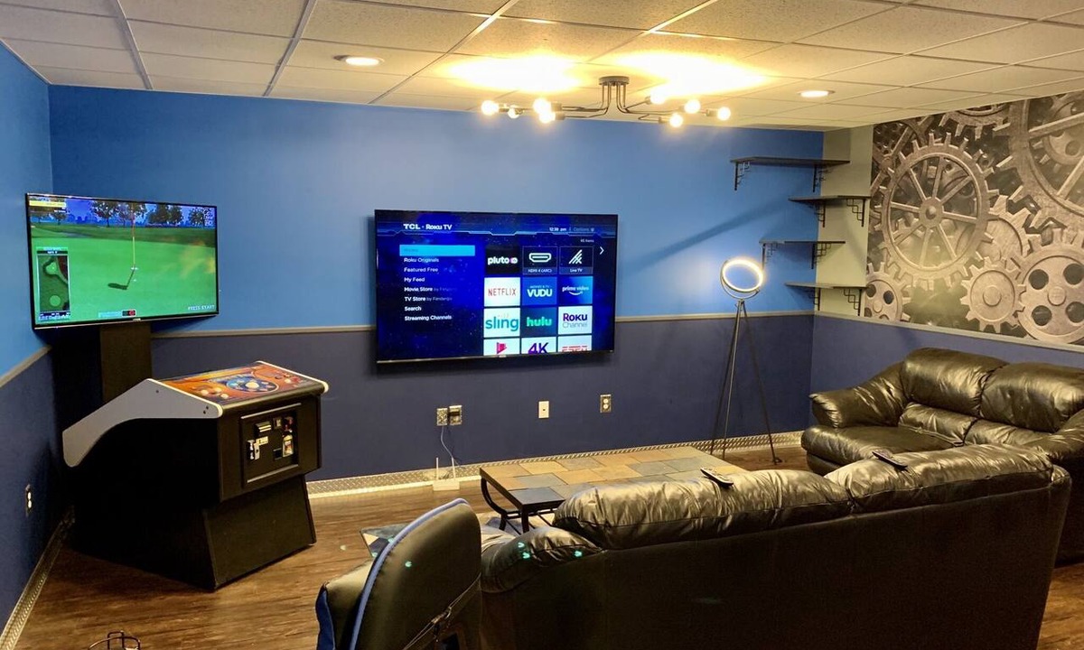 New Cumberland Apartment | Modern Downtown Blue Steel Suite