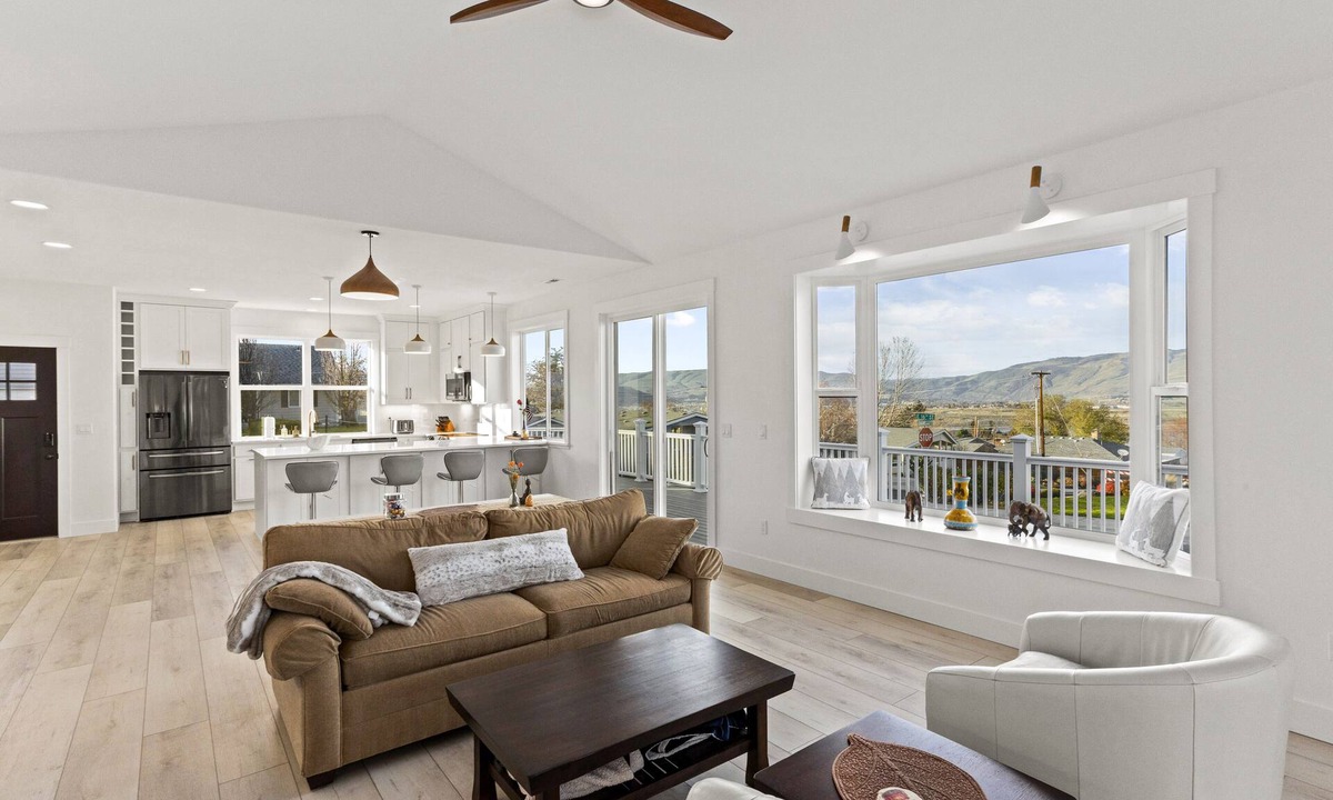 The Dalles House | Modern Elegance, Open Concept, Peaceful, Luxurious.Traveler's Sanctuary!