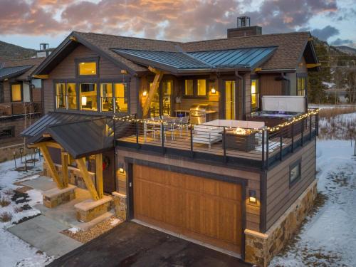 The Highlands House | Modern Elegance, Stunning Mountain Views, Hot Tub, Fire Pit, Walk to River!