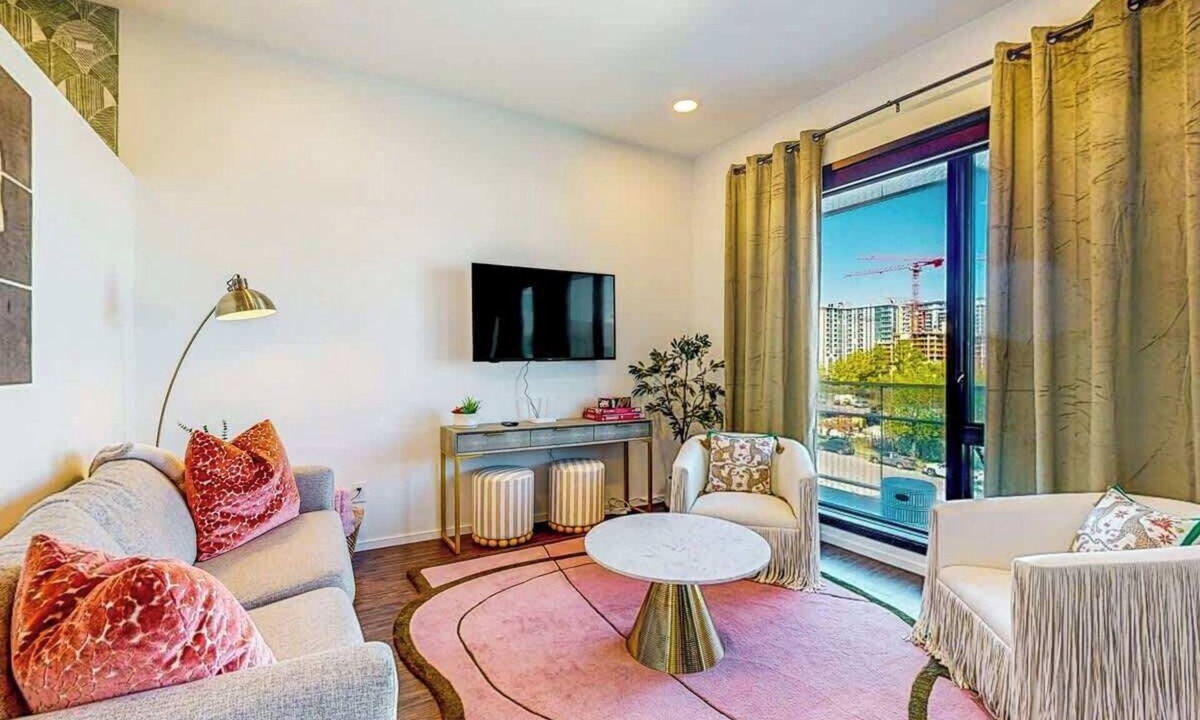 Edgehill Condo | Modern end-unit condo with balcony, AC, washer/dryer & seasonal pool