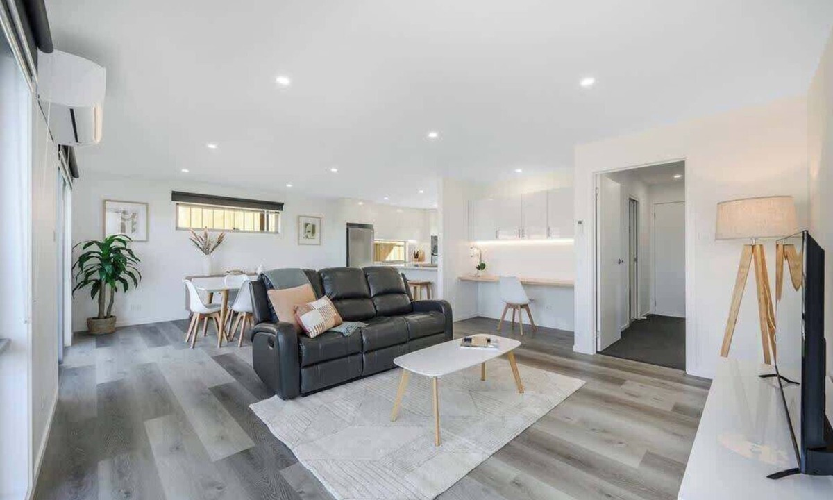 Rokeby House | Modern Escape, 2 Bed/Bath 12 km to CBD/Airport