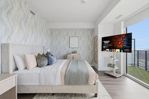 The Queensway Apartment | Modern Etobicoke Studio Sleek Queensway Retreat