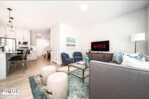 Southwest Edmonton Apartment | Modern Executive Home-Sleeps12-KingBeds-FullHouse
