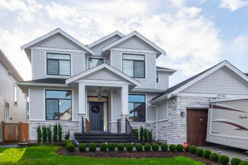 Langley House | Modern Executive Retreat 3 Bedrooms in Langley