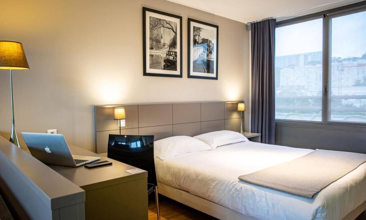 9th Arrondissement Hotel | Modern Executive Suite With Spacious Lounge Near Downtown Lyon