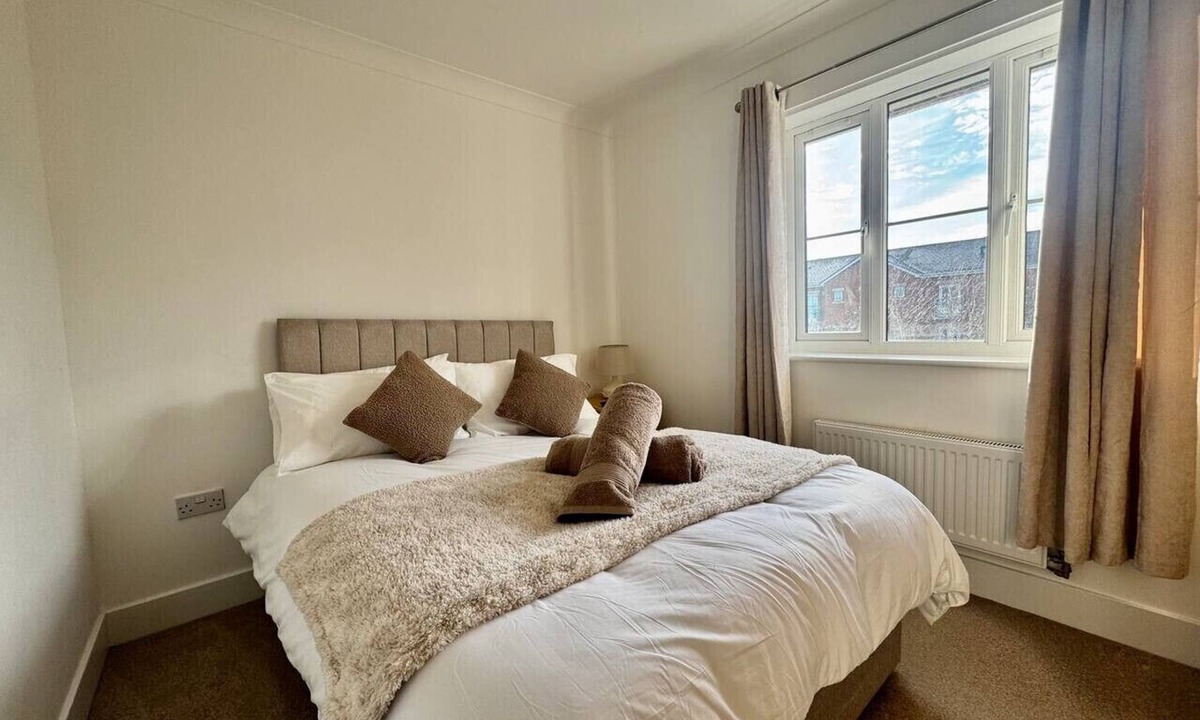 Clyst St Mary House | Modern Exeter Townhouse 3 Double Beds | M5 Access