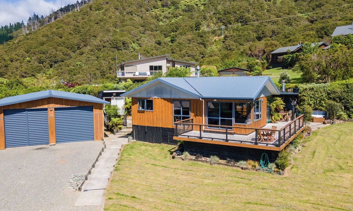 Penzance Bay House | Modern Family Friendly Holiday Home