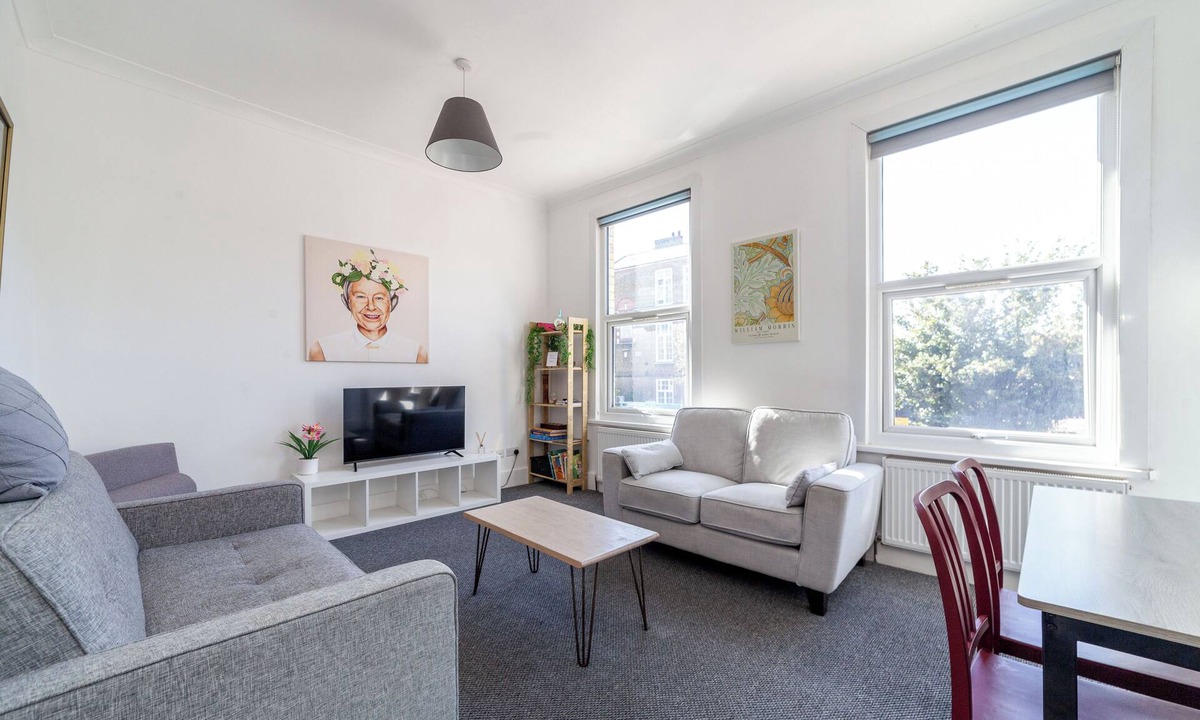 Brownswood Apartment | Modern flat - 5 mins from the Arsenal/Finsbury Park. Sleeps 4/5