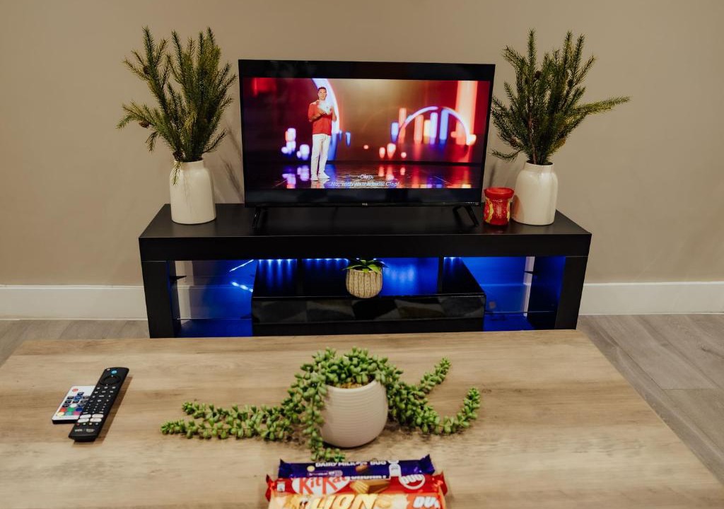 Wolverhampton Apartment | Modern Flat l Molineux 5 Min l Smart TV l WiFi l Free Parking
