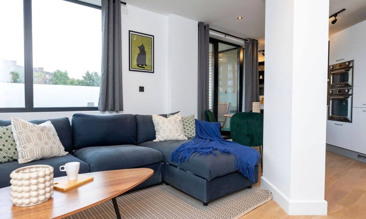 Kentish Town Apartment | Modern Flat with Private Balcony | Lift access