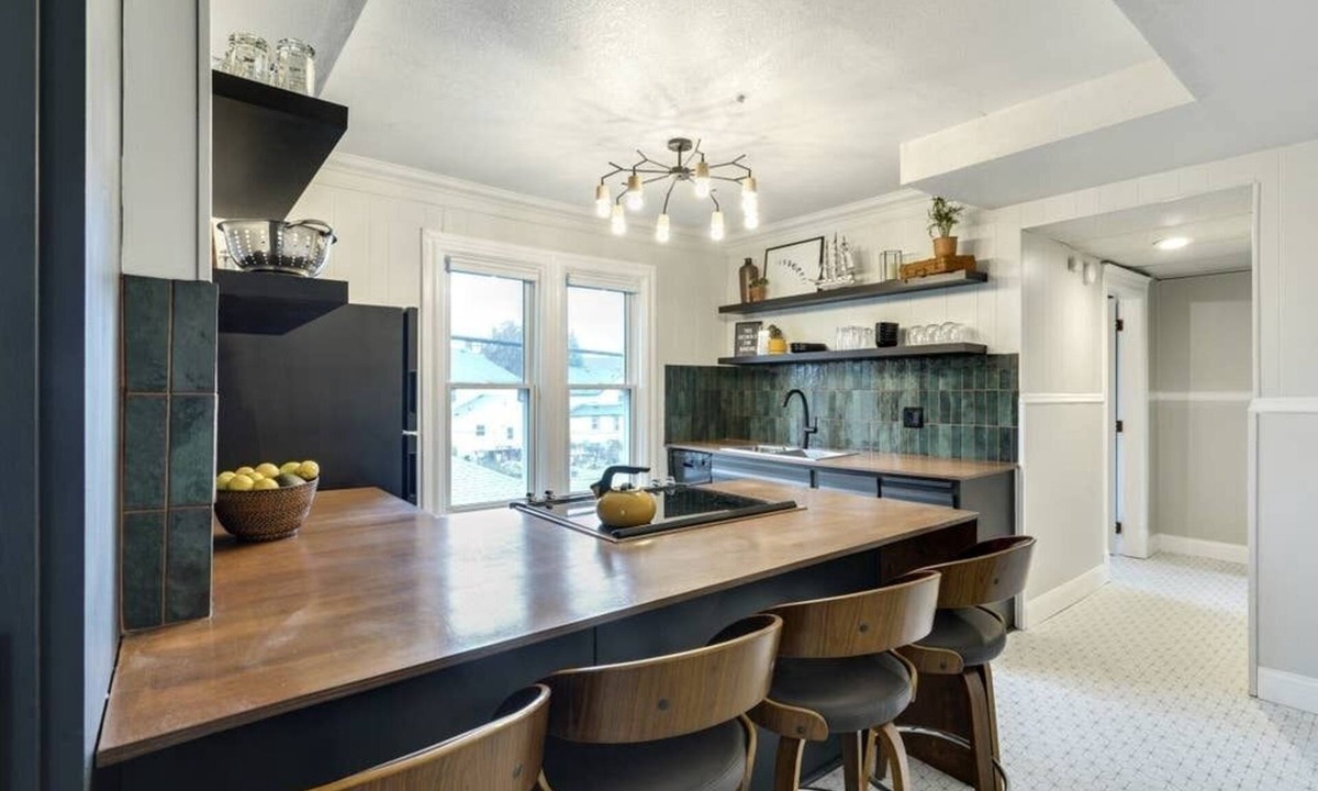 Northeast Minneapolis Apartment | Modern, fully equipped, and newly renovated apartment in the center of Northeast Minneapolis