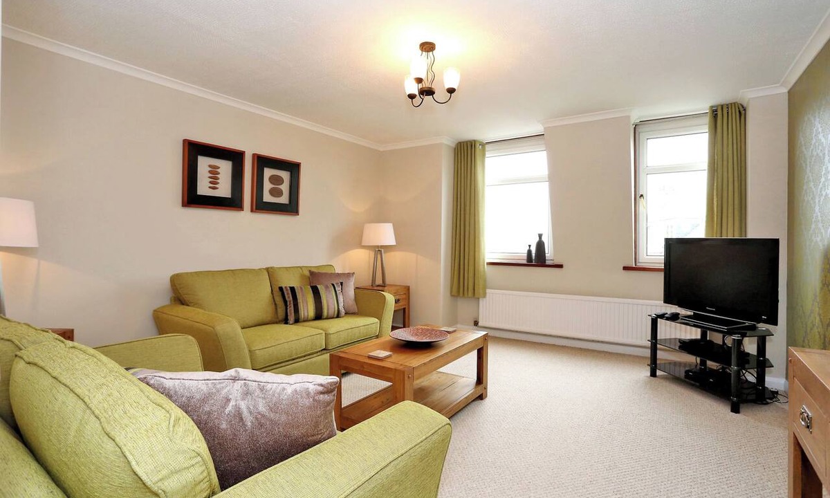 Aberdeen West End Apartment | Modern fully fitted two bedroom apartment. Pet friendly. Free parking. Sleeps 5.