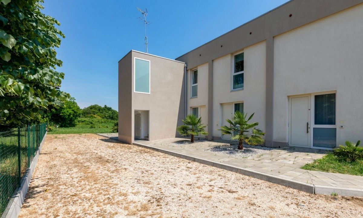 San Giuliano Bed & Breakfast | 🏡 Modern & Functional Rooms in Mestre – Brand-New Guesthouse with Free ParkingPerfectly located for Venice: bus no. 5 passes every 10 minutes and takes you directly to the historic center in just a few minutes! Rooms are equipped with a comfortable