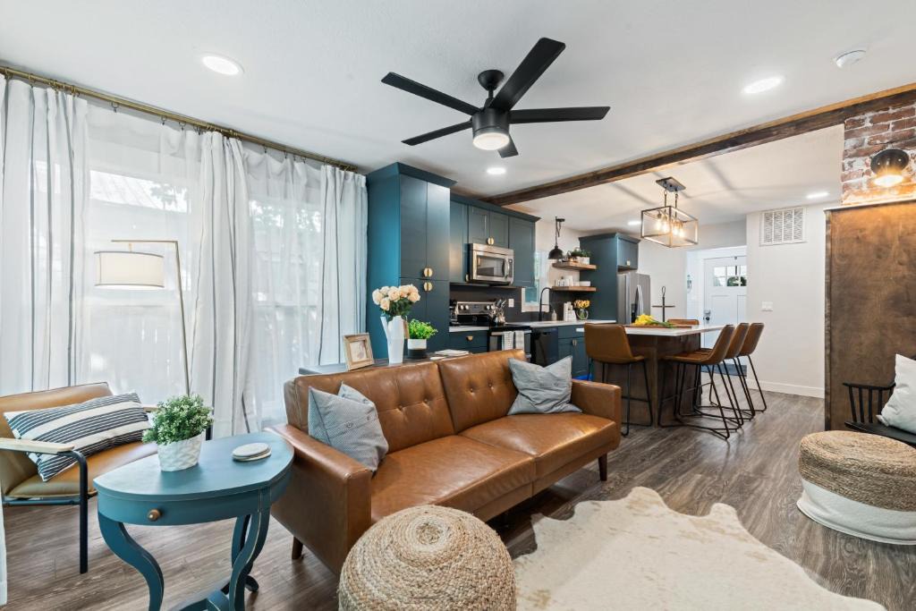 Caldwell House | Modern Gatsby 2b15b Caldwell Near Golf Course!