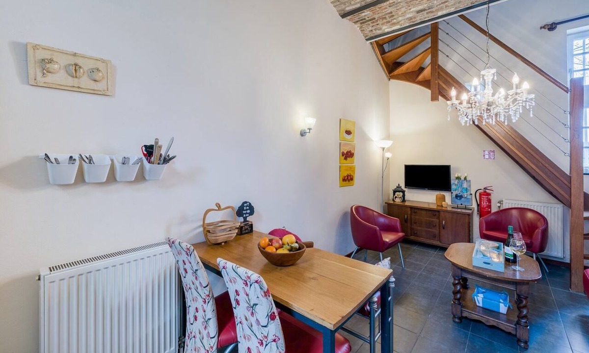 Mesch Apartment | Modern Getaway w/Terrace