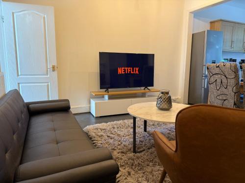 Doncaster Apartment | Modern Gladstone 3BR Doncaster House - Sleeps 10 - Parking & Fast WIFI - Near A1 & M18 - Families and Contractors