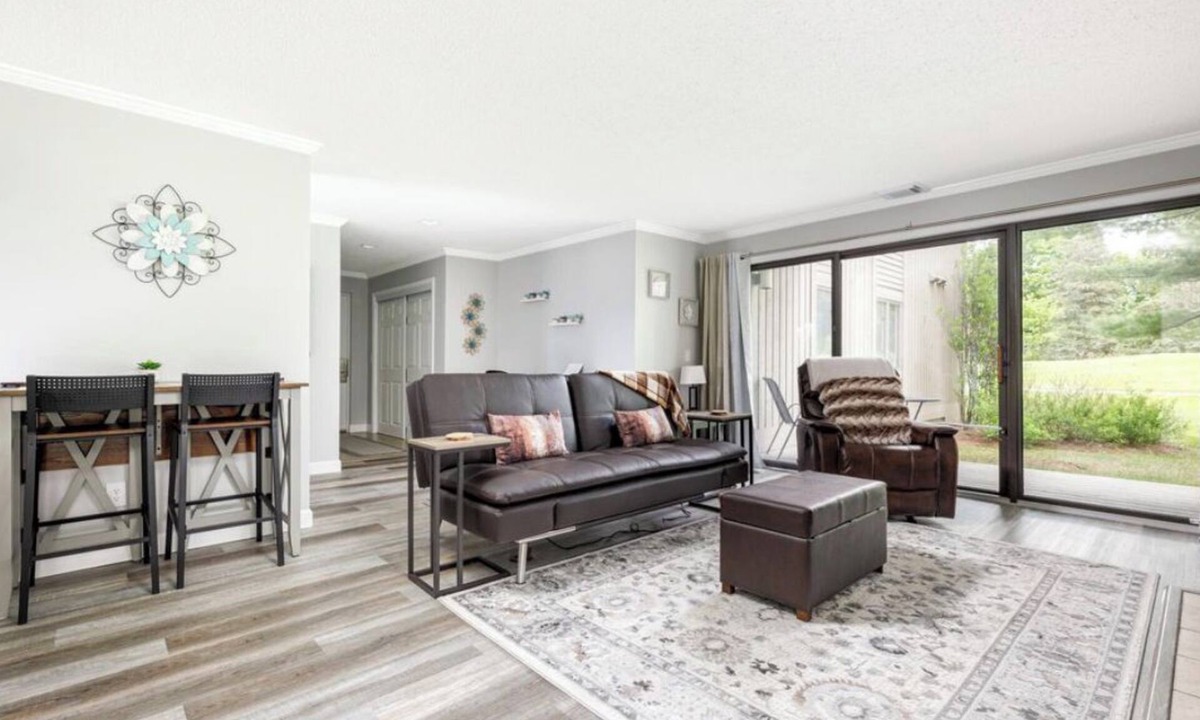 Acme Condo | Modern Golfview Condo near the Grand Traverse Bay