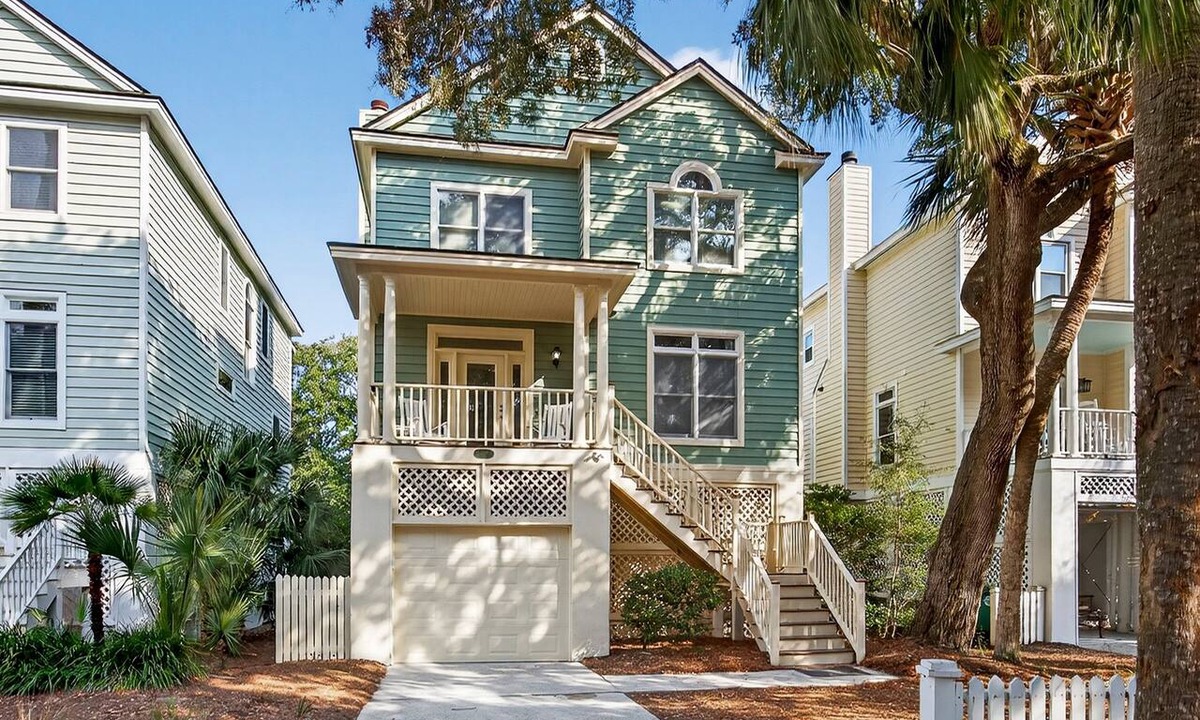 Isle of Palms House | Modern Grand Pavillon Home: Steps to Beach, Pool Access