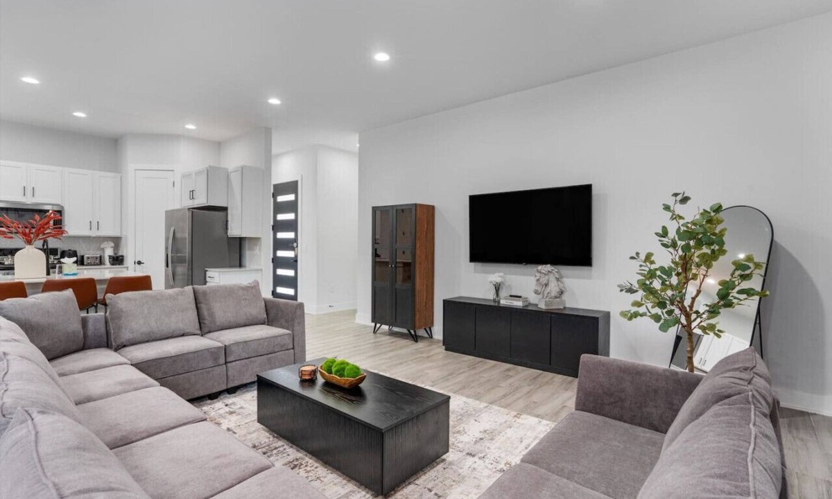 University Hills and Windsor Park Villa | Modern Group Stay with Comfy Beds, Big Couch & Fully Stocked Kitchen