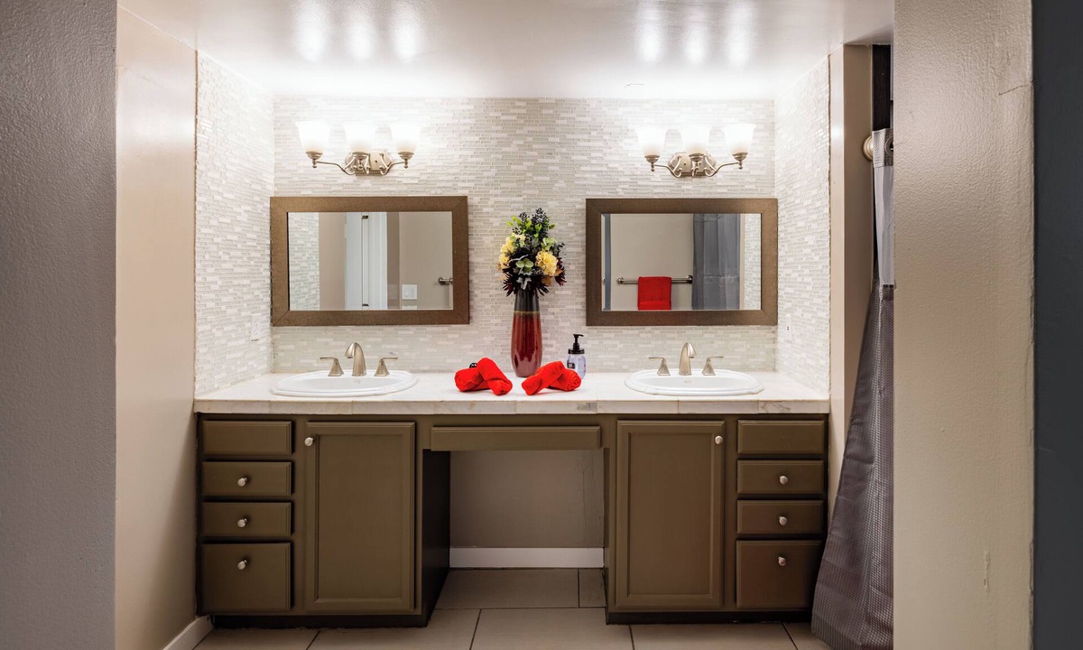 Brighton House | Modern guest suite with private entrance