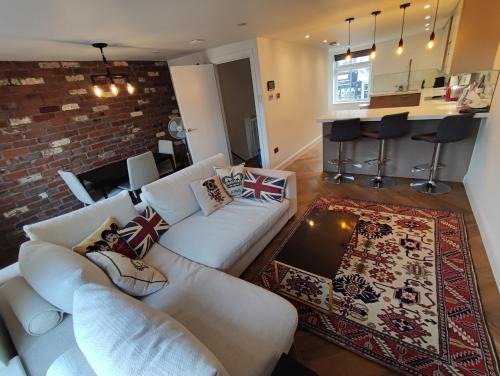 Ravenscourt Park Apartment | Modern Hammersmith 2 Bed 2 Bath Apt with AC & Terrace