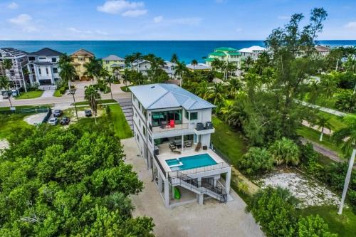 Bonita Springs House | Modern Hickory Hideaway