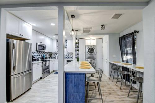 Downtown Phoenix House | Modern Home-Downtown-3 Bedroom- King Bed