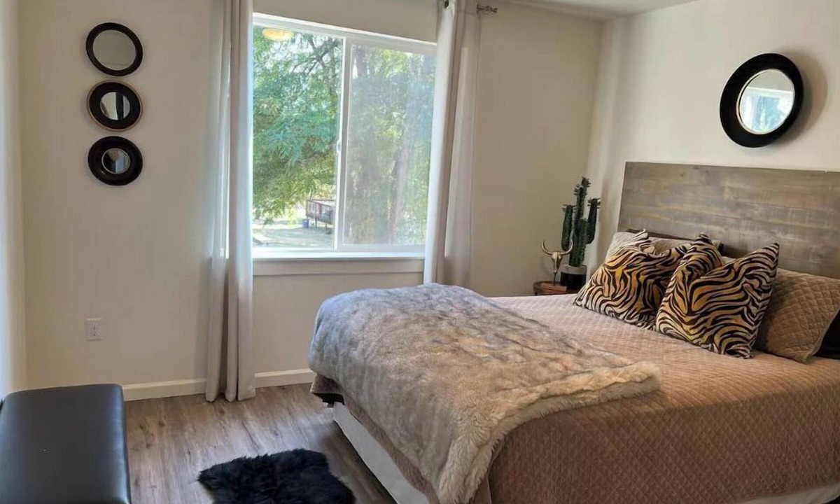 Sumner House | Modern home in downtown Sumner, WA, 34 mi from Lumen Field
