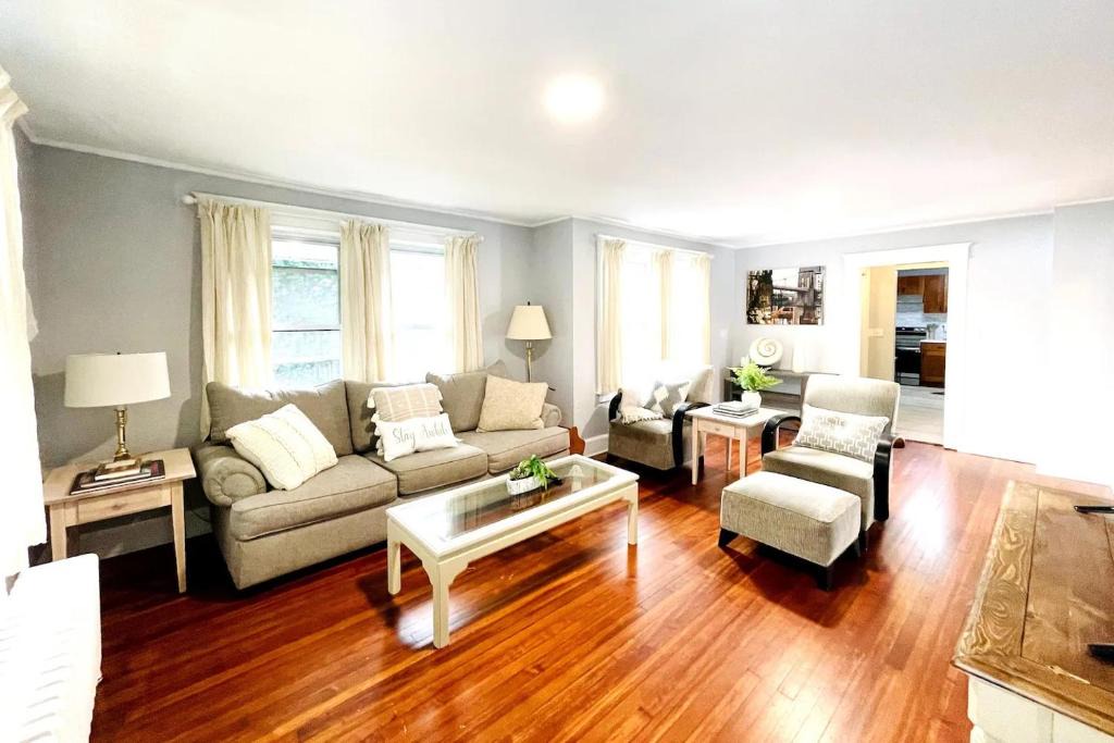 Cove - East Side - Shippan Villa | Modern Home off I-95 Perfect for Families & Business Stay with Ample Parking
