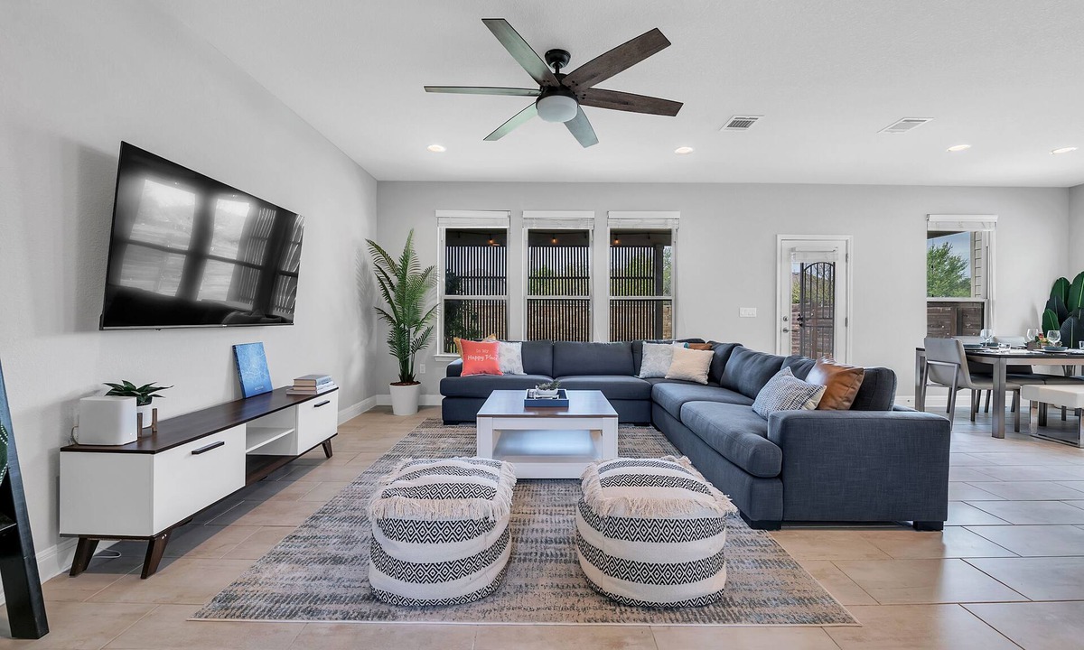 Davis Spring Commercial House | Modern Home w/Chef's Kitchen - 3BR, Fast Wifi