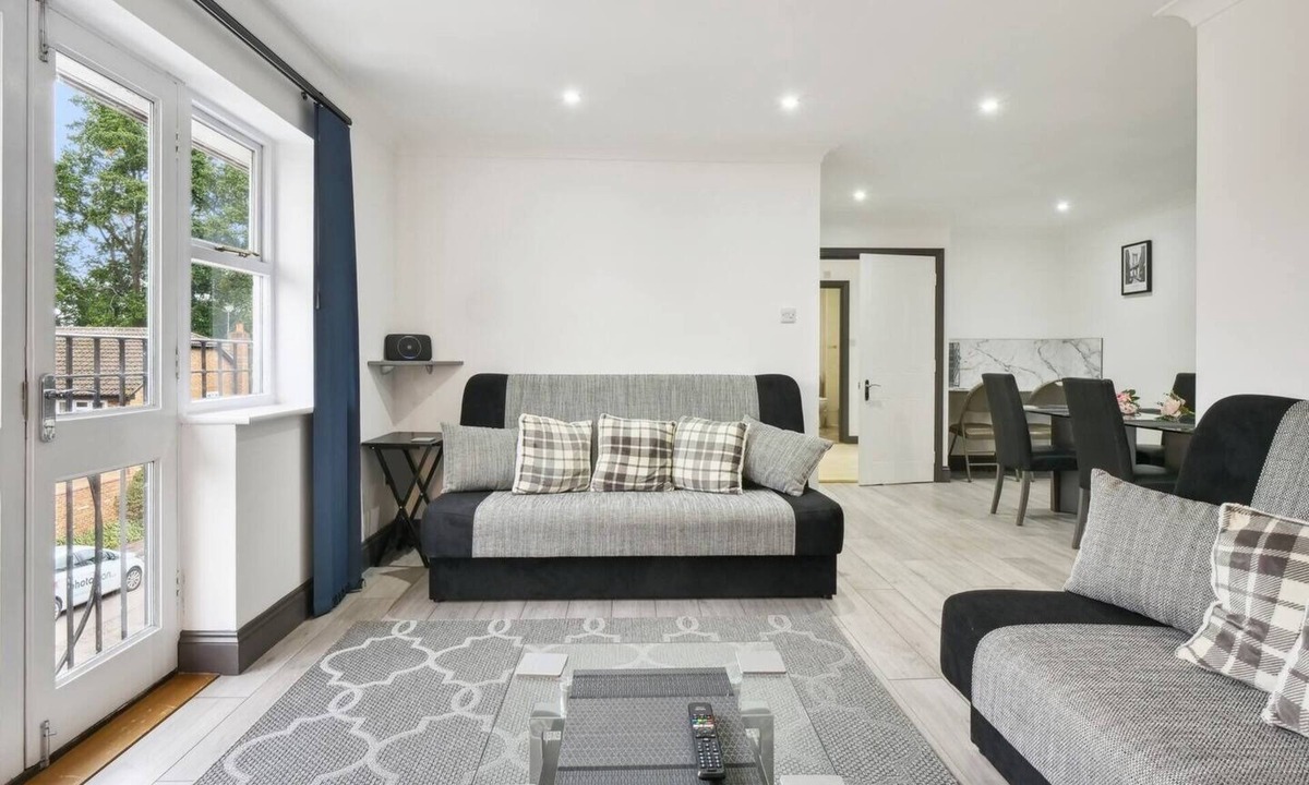 Knaphill Apartment | Modern, homely penthouse ideal for families, couples, or professionals. Enjoy a 55” Smart TV, superfast Wi-Fi, and free parking—your perfect base for short or long stays!