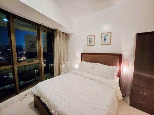 Legazpi Village Apartment | Modern Hotel-type Studio near Greenbelt Netflix 100mbps