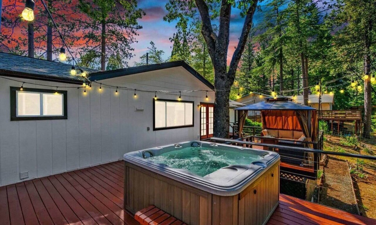 Glencoe House | Modern House: 3BR, HotTub, FireTable, BBQ, Dogs OK, Games, Wine Testing!
