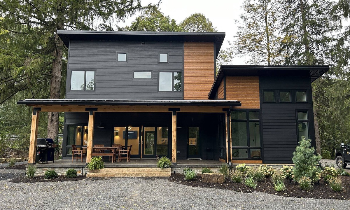 Clearfield House | Modern House at Easy Street on the River- Large sports field and River Access!
