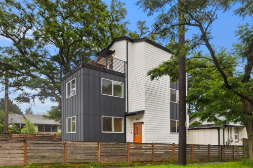 Mid-Beacon Hill House | Modern House in Seattle