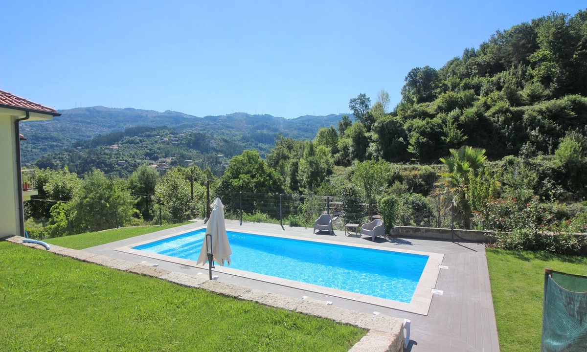 Rio Caldo Ski Chalet | Modern house with pool in Gerês