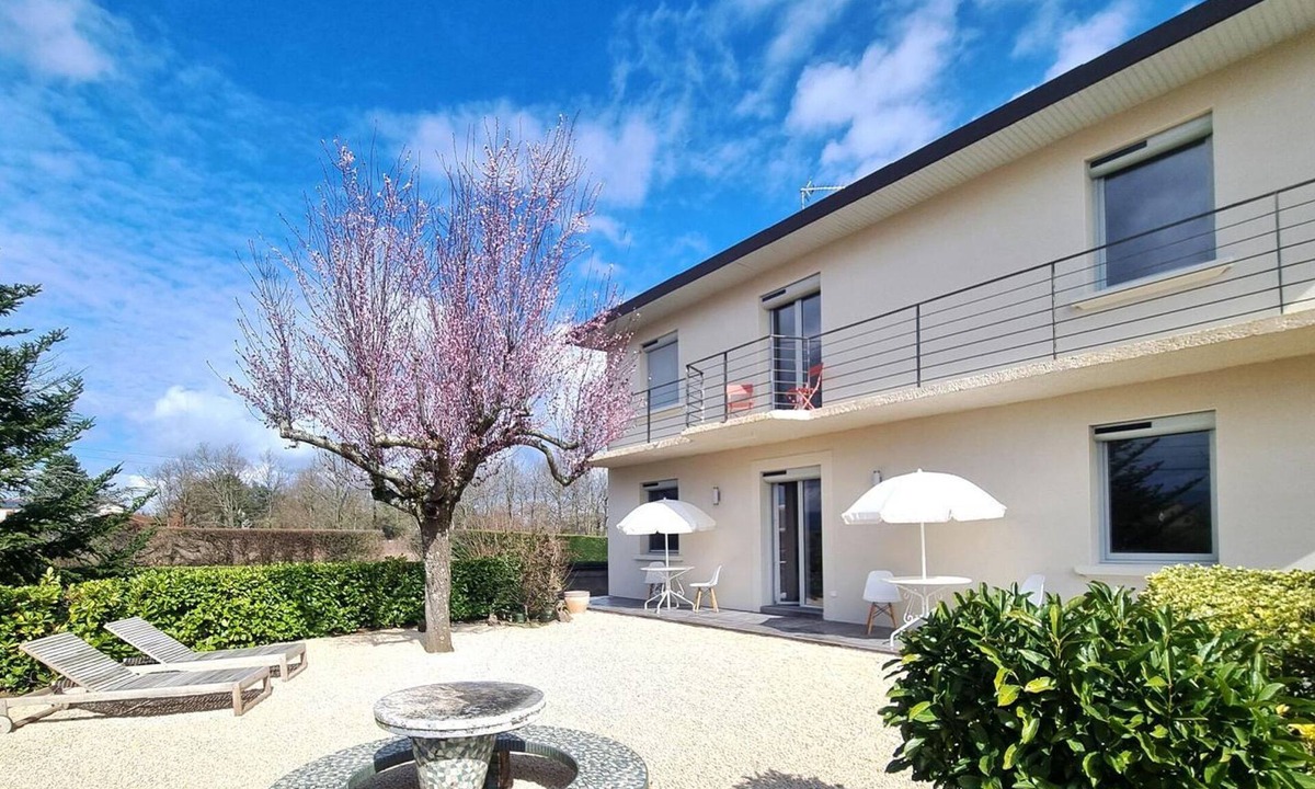 Riorges Cottage | Modern house with secure parking and private garden