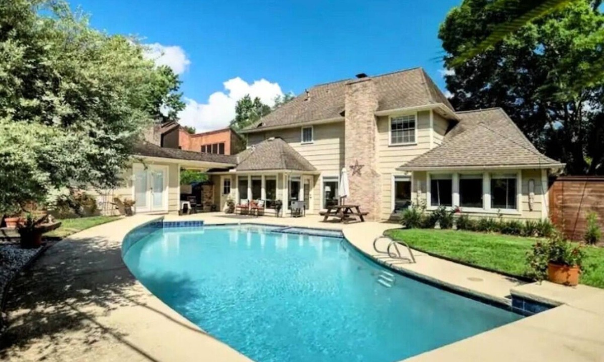 Ponderosa Forest House | Modern Houston Home nr Med Center & NRG - Pool, Wi‑Fi, Parking, Family‑Friendly