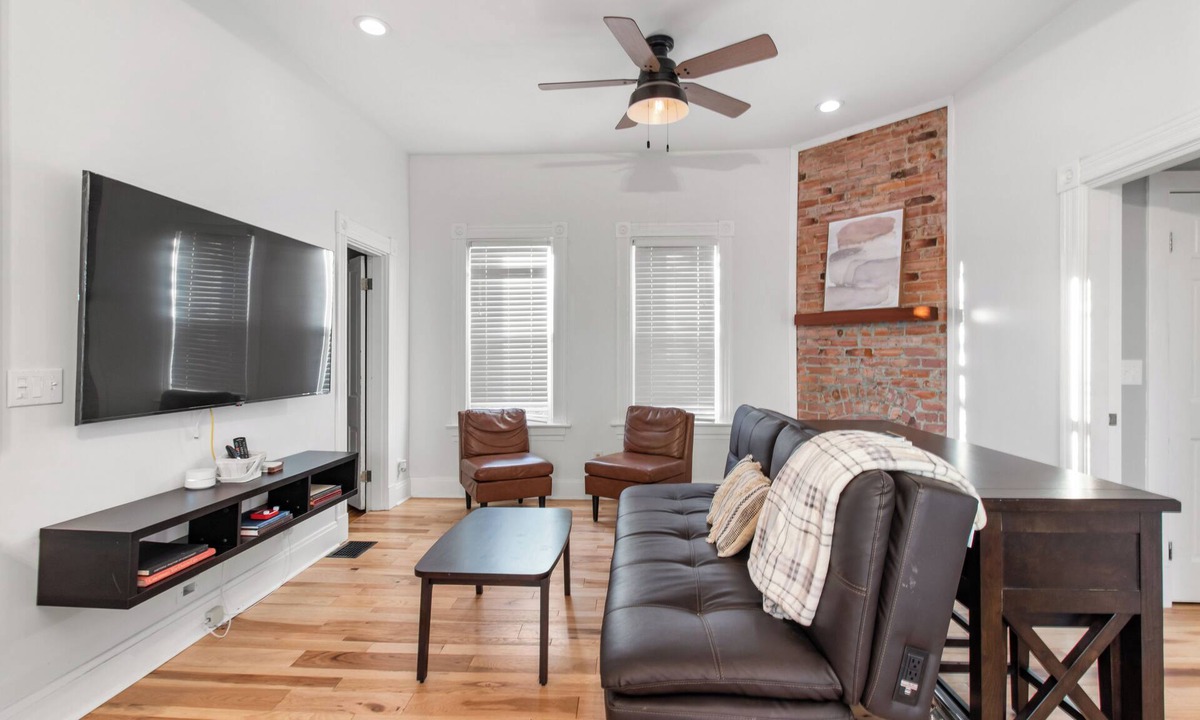 Hyde Park House | Modern Hyde Park Abode w/2 first floor bedrooms